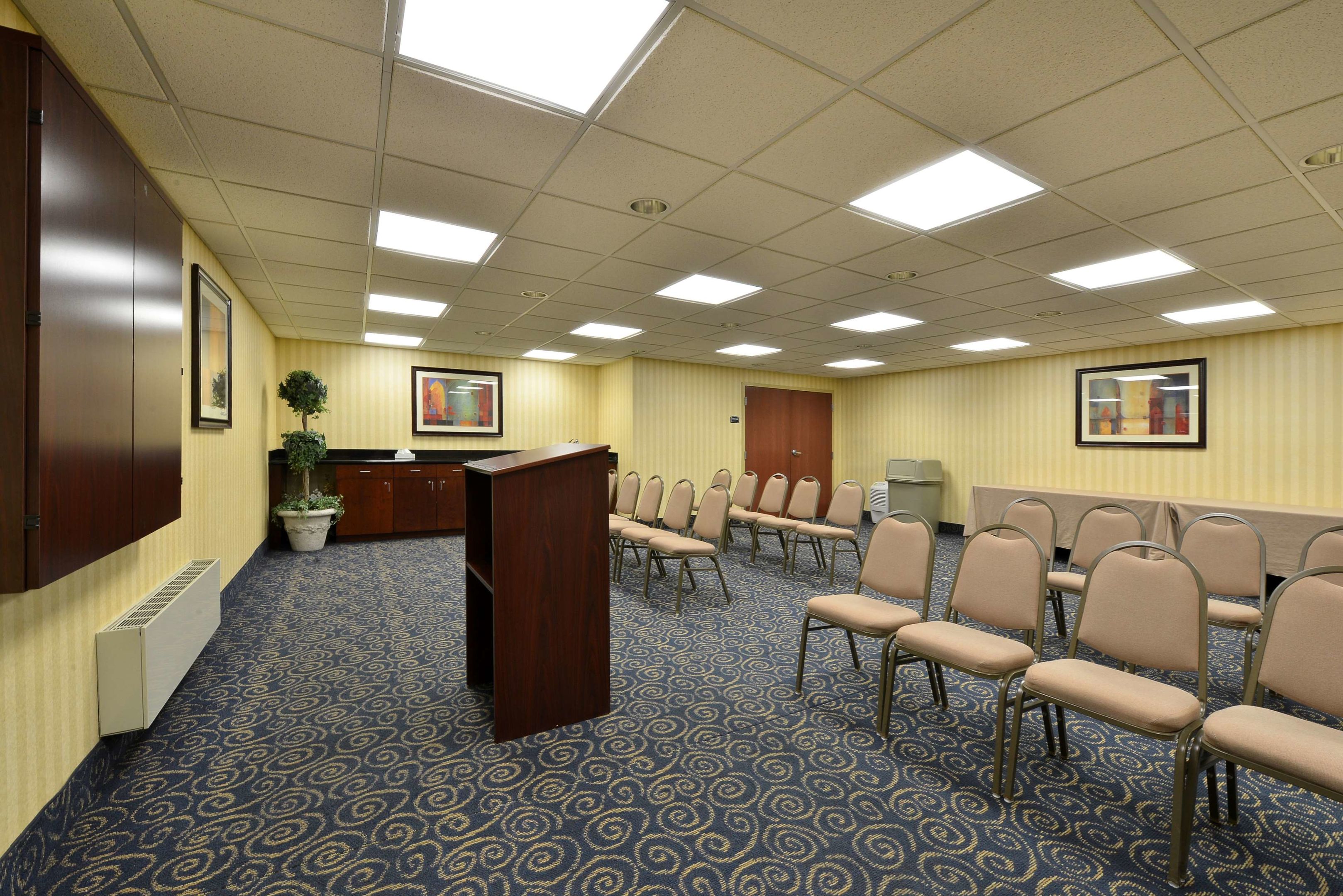 holiday inn express and suites williamstown glassboro by ihg