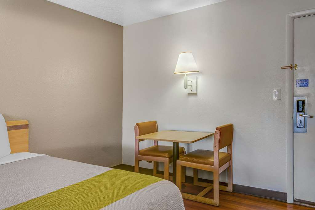 evanston inn at exit 6