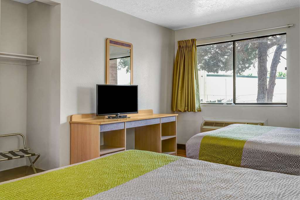 evanston inn at exit 6