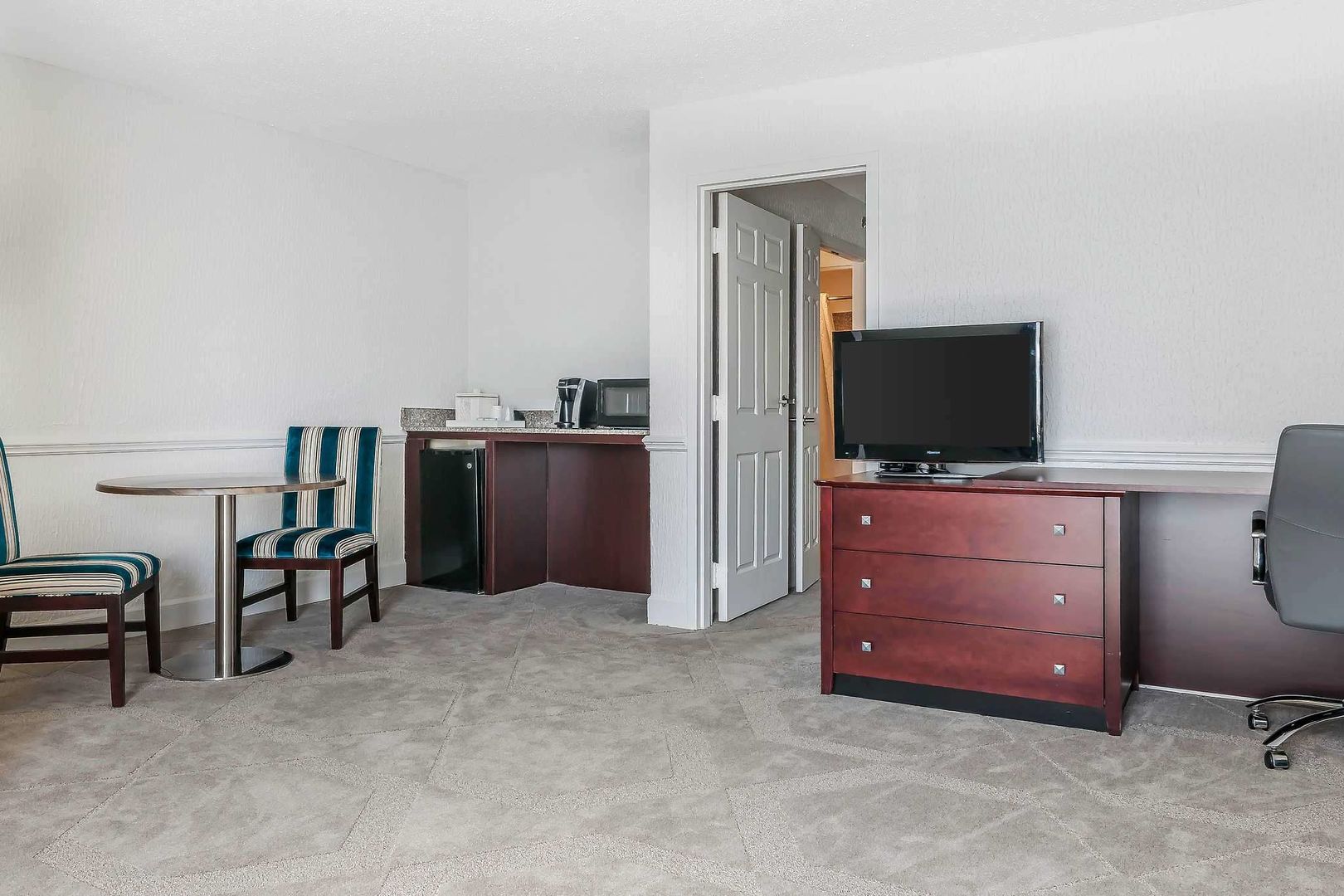 the blu hotel blue ash cincinnati ascend hotel collection