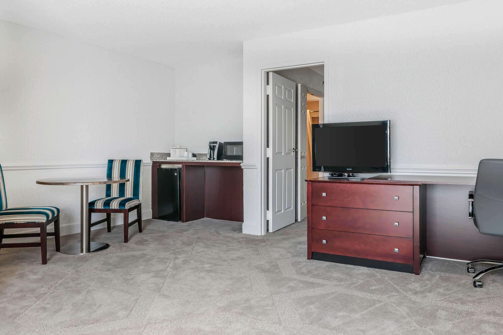 the blu hotel blue ash cincinnati ascend hotel collection