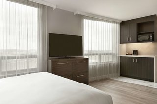 Embassy Suites By Hilton Montreal Airport,Montreal>>Beaconsfield,4 star