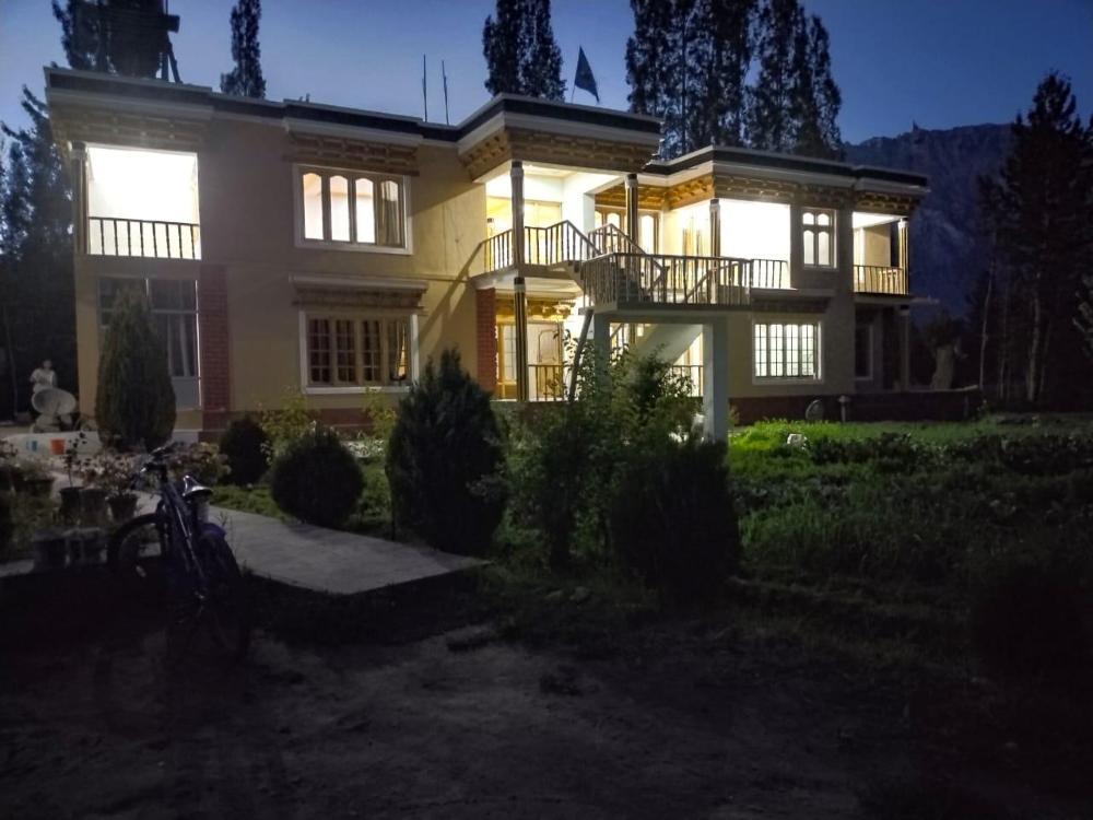 la tsas guest house