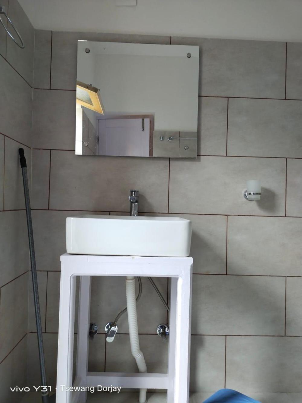 la tsas guest house