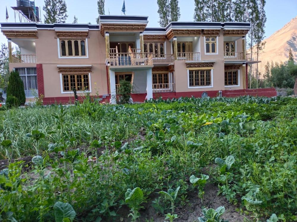 la tsas guest house