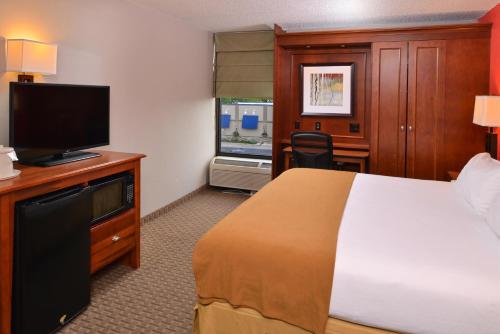 holiday inn express crestwood by ihg