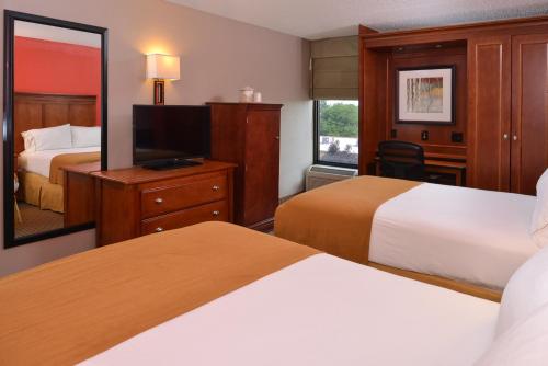 holiday inn express crestwood by ihg