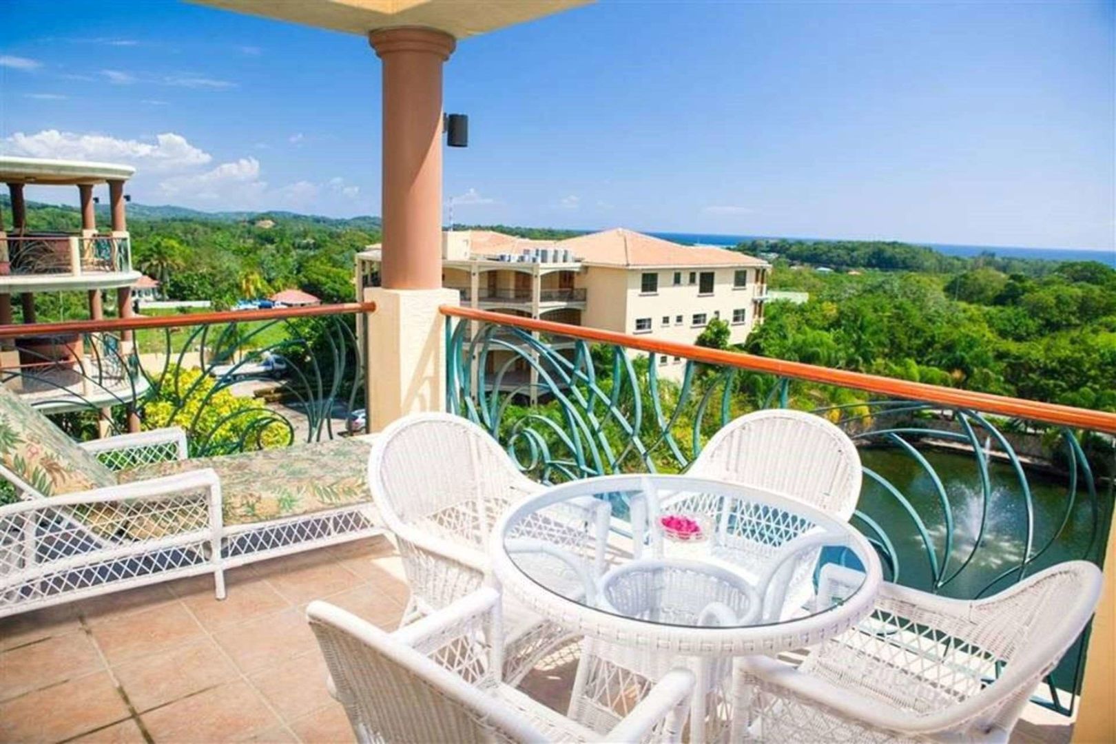clarion suites roatan at pineapple villas