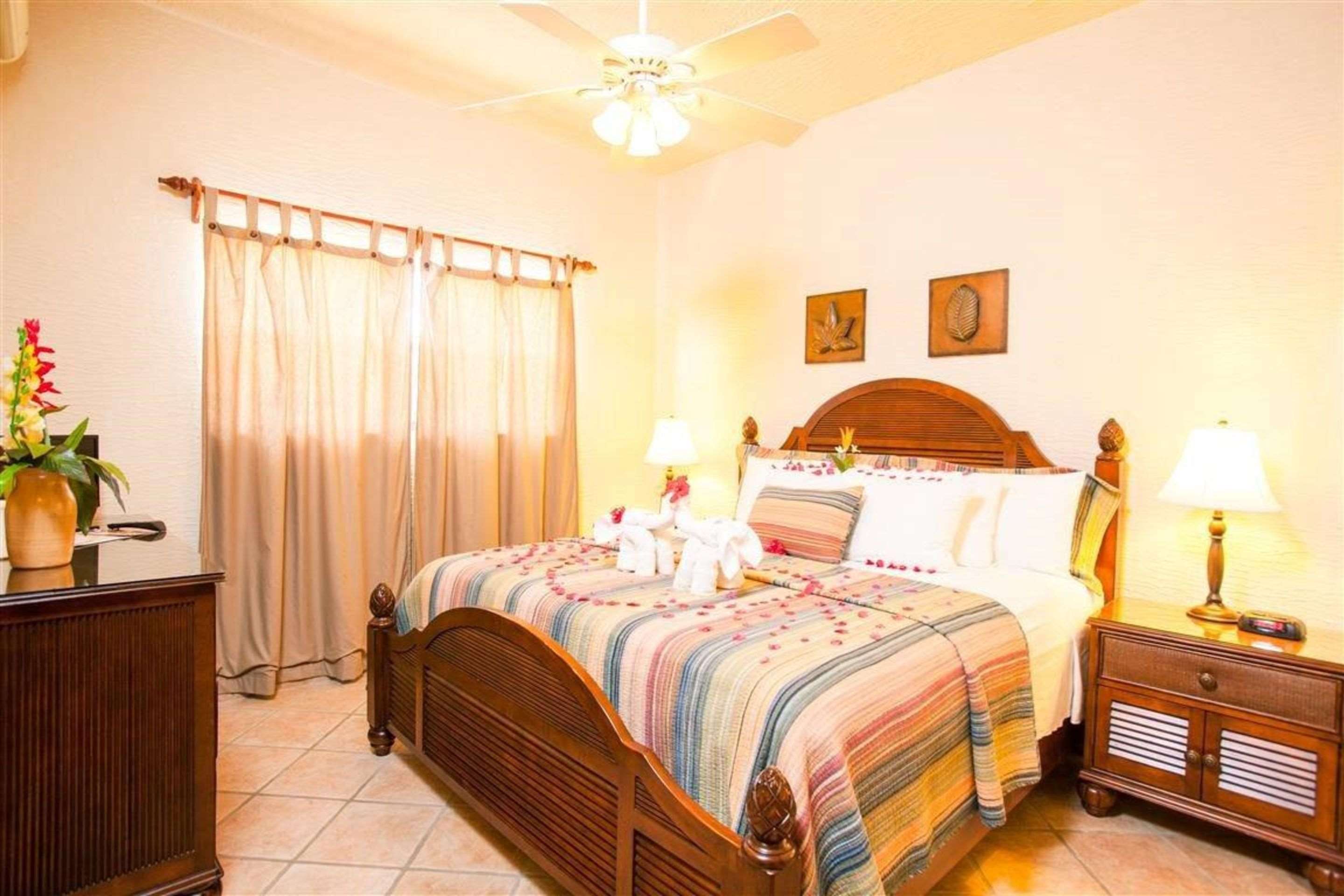 clarion suites roatan at pineapple villas