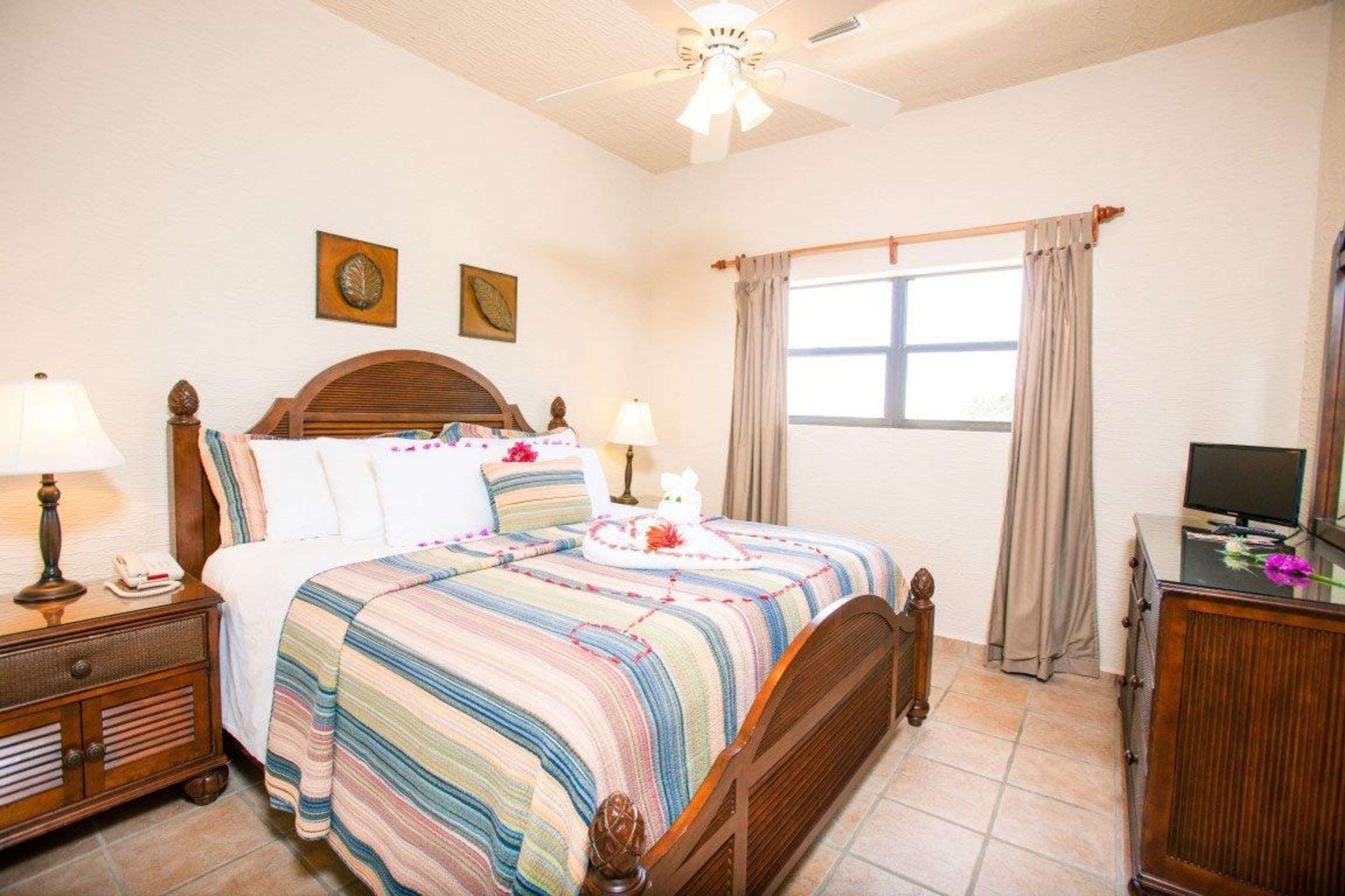 clarion suites roatan at pineapple villas