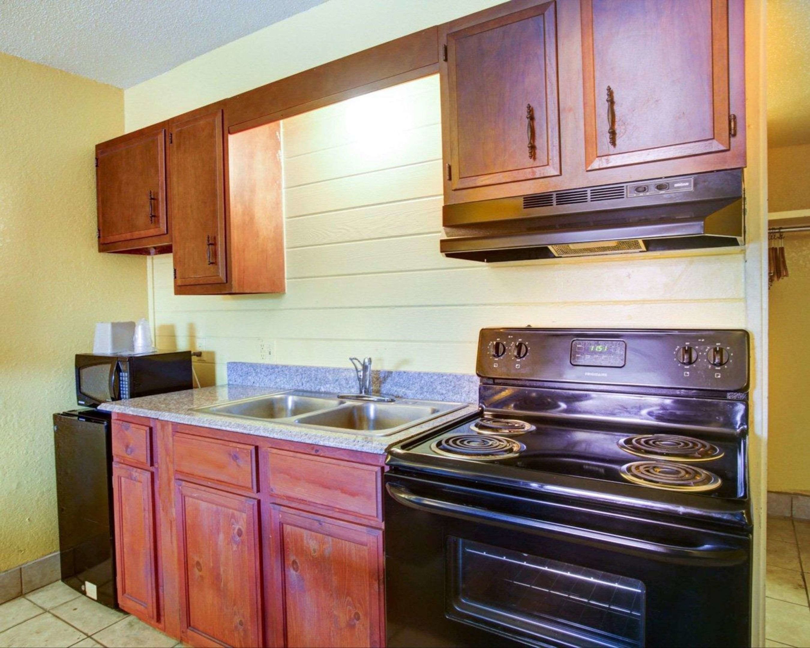 econo lodge san marcos university area