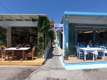 anny studios perissa beach