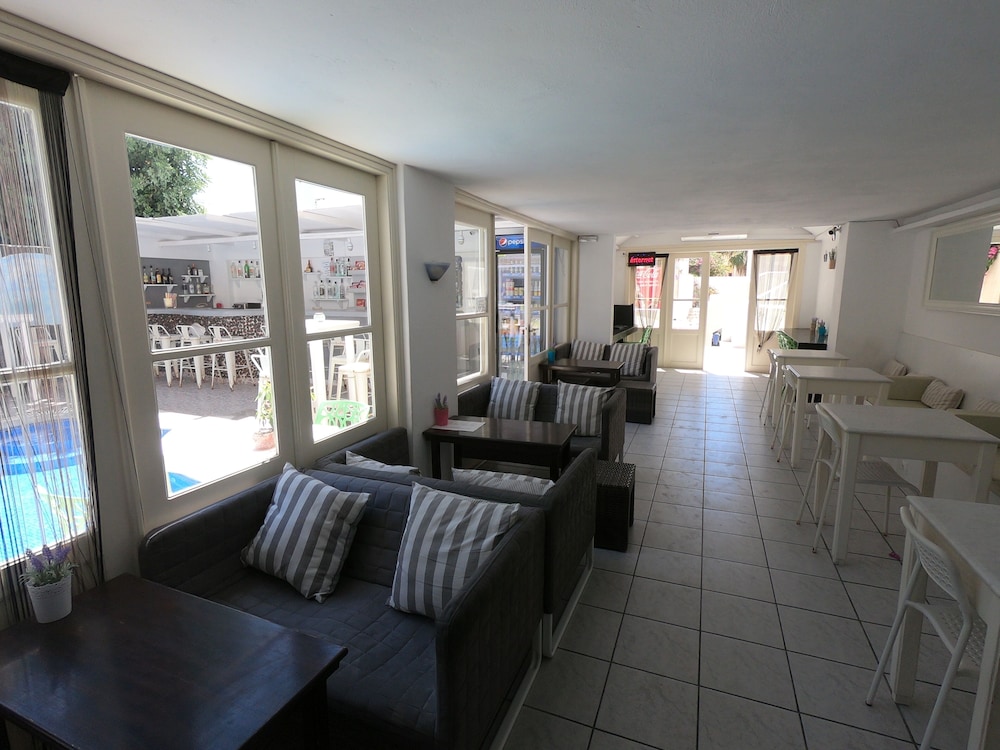 anny studios perissa beach