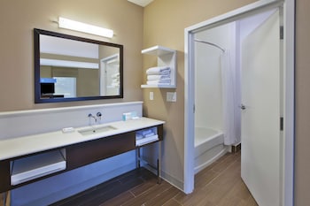 hampton inn commerce novi