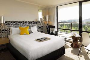 Qt Canberra,In Canberra (Northern Canberra),4 star