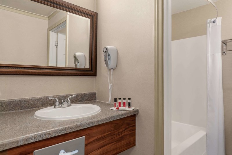 days inn by wyndham airport maine mall