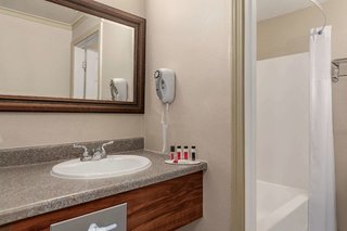 days inn by wyndham airport maine mall