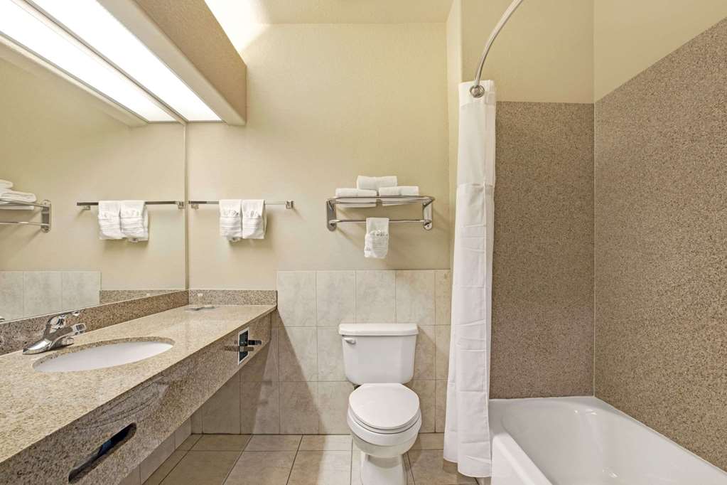 super 8 by wyndham iah west greenspoint