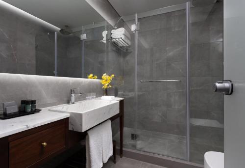 crowne plaza tel aviv beach by ihg
