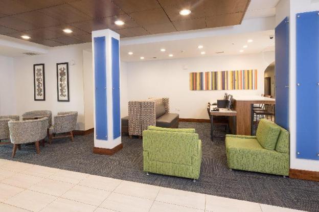 holiday inn express and suites detroit utica