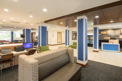 holiday inn express and suites detroit utica