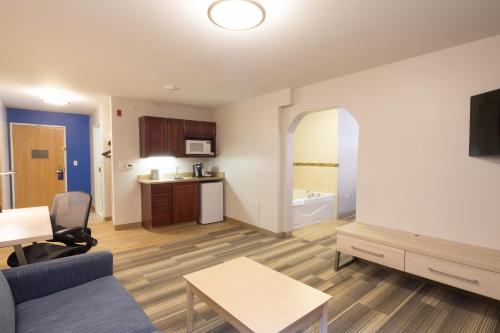 Holiday Inn Express And Suites Detroit - Utica,Macomb>>Detroit,3 star
