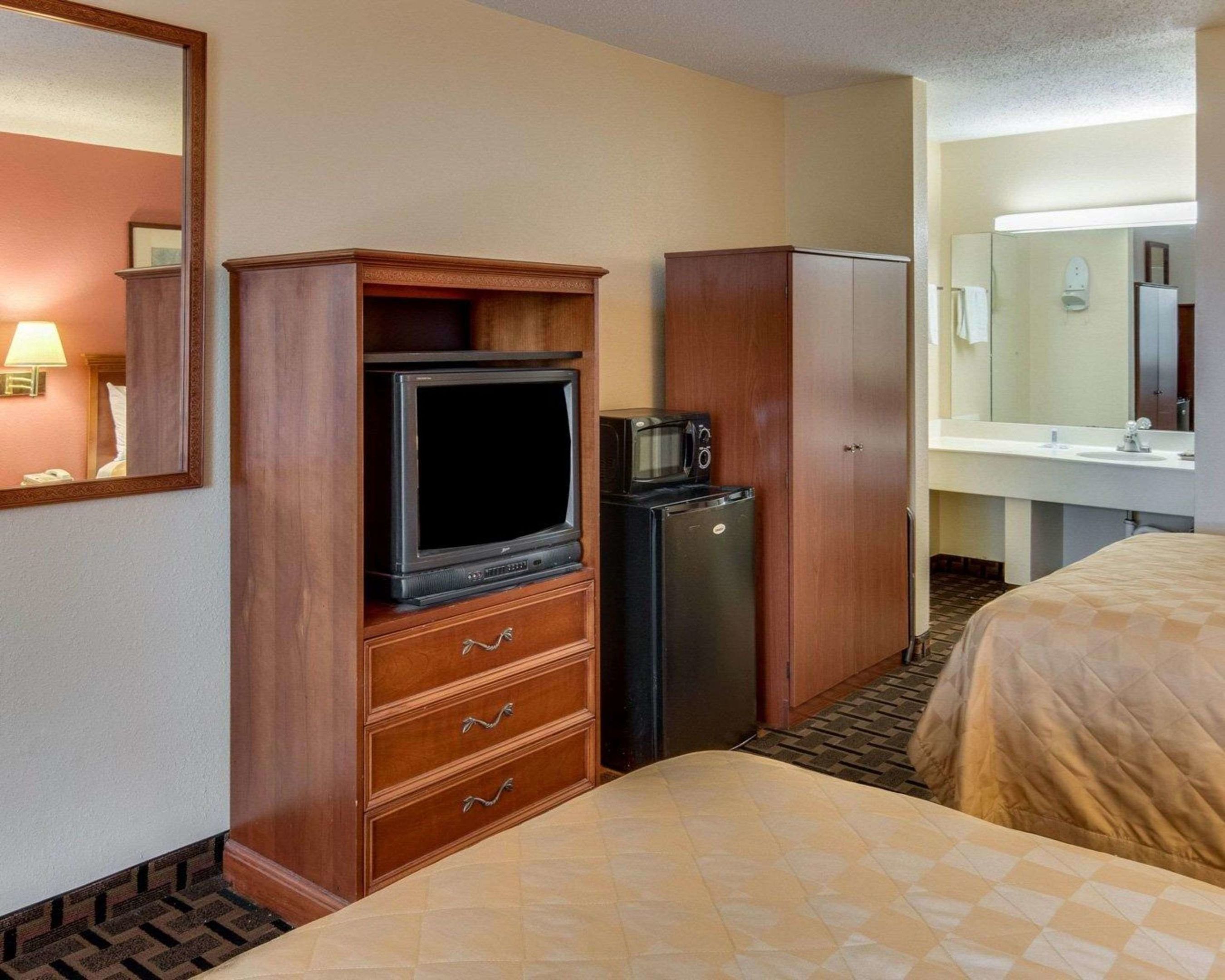 rodeway inn and suites