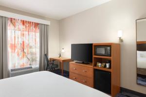 fairfield inn and suites jacksonville west chaffee point