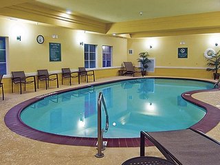 La Quinta Inn & Suites By Wyndham Jacksonville Tx,Flint>>Cherokee,3 star