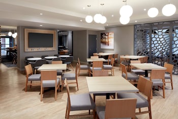 fairfield inn and suites by marriott montreal airport
