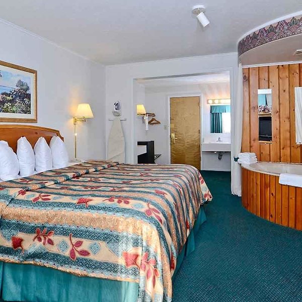 magnuson grand pioneer inn and suites