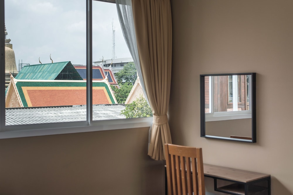 feung nakorn balcony rooms and cafe