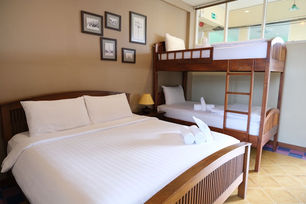 feung nakorn balcony rooms and cafe