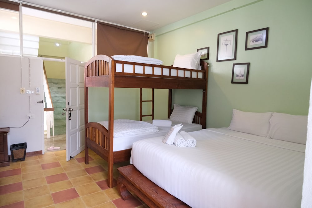 feung nakorn balcony rooms and cafe