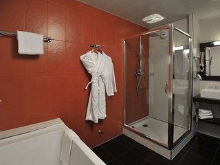 mercure maurepas saint quentin