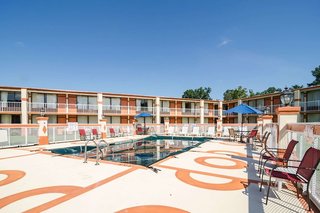 rodeway inn and suites greensboro southeast