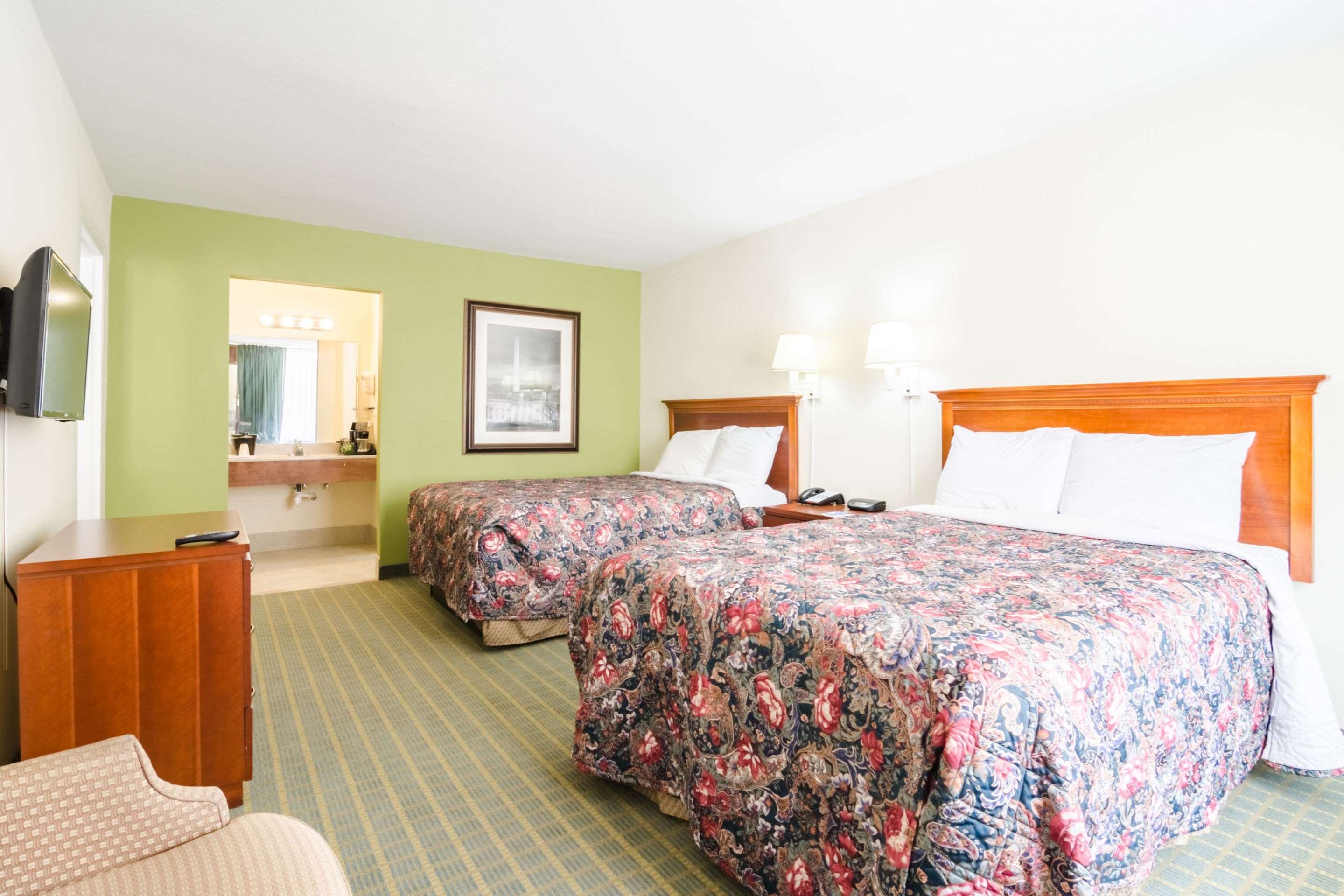 rodeway inn and suites greensboro southeast