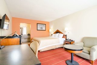 rodeway inn and suites greensboro southeast