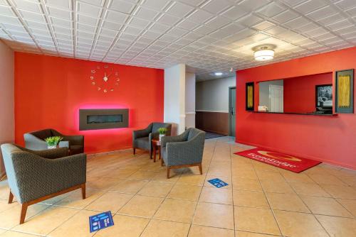 Econo Lodge  Inn & Suites,3236 W. Chain Of Rocks Road,2 star