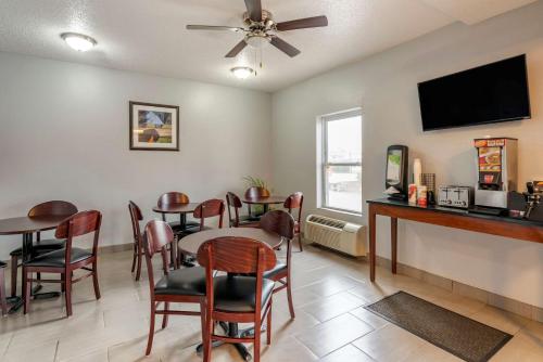 Econo Lodge  Inn & Suites,3236 W. Chain Of Rocks Road,2 star
