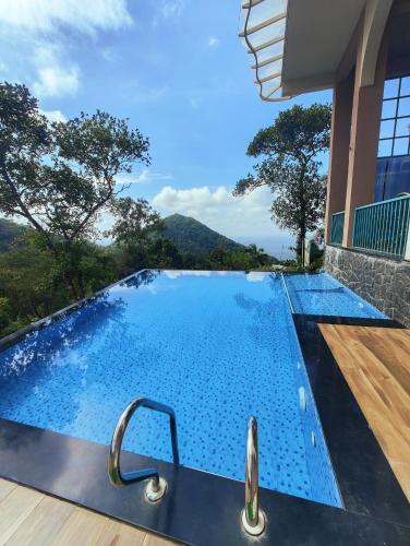 mount stratus resort