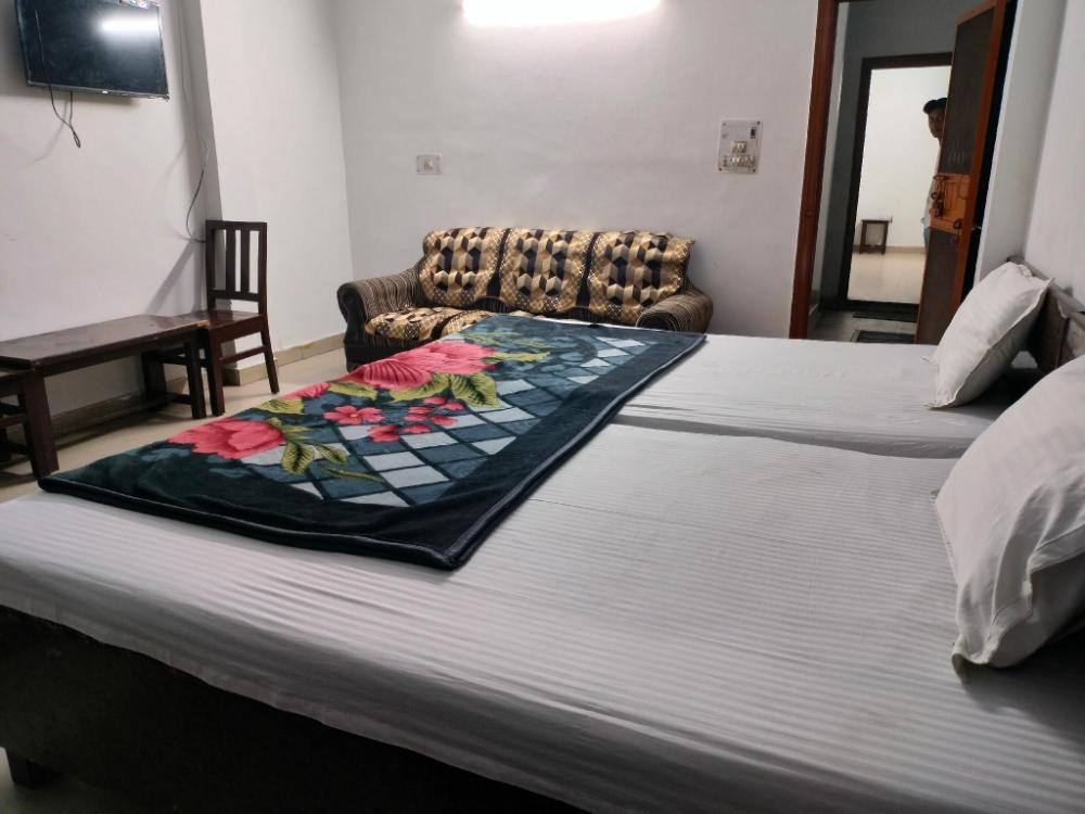 lotus stay 1 min walk in nizamuddin railway st