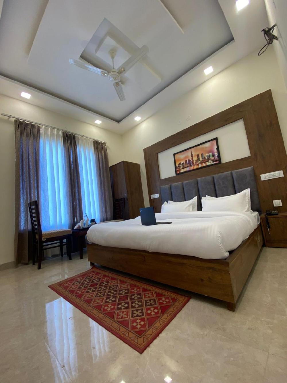 hotel woodlark zirakpur
