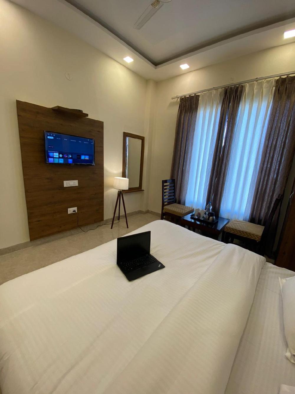 hotel woodlark zirakpur