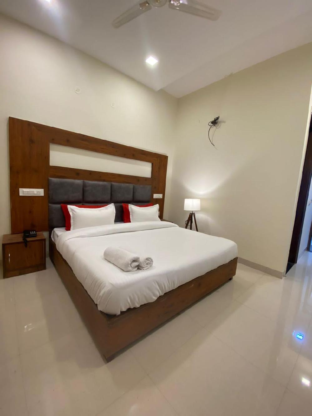 hotel woodlark zirakpur