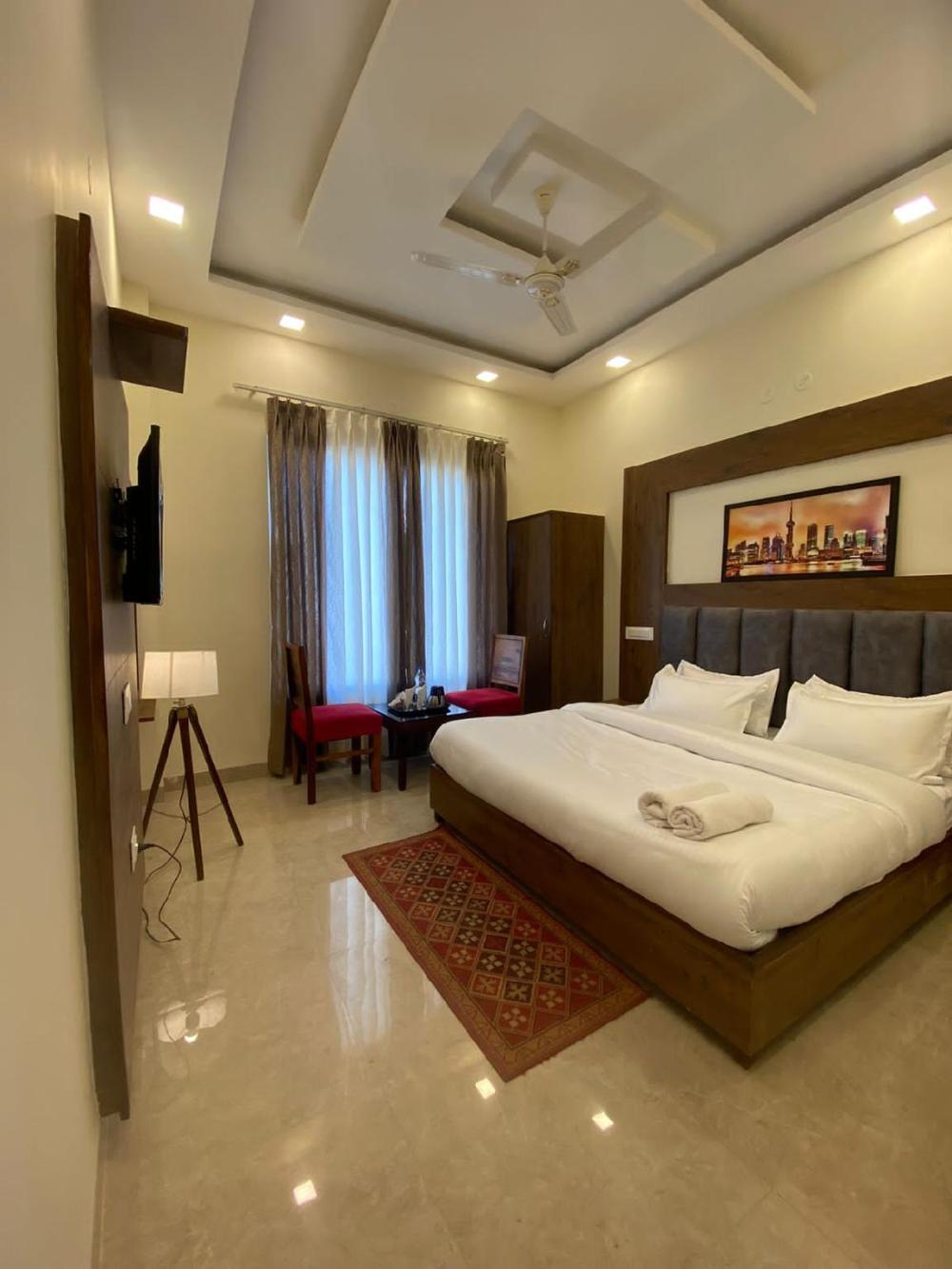 hotel woodlark zirakpur