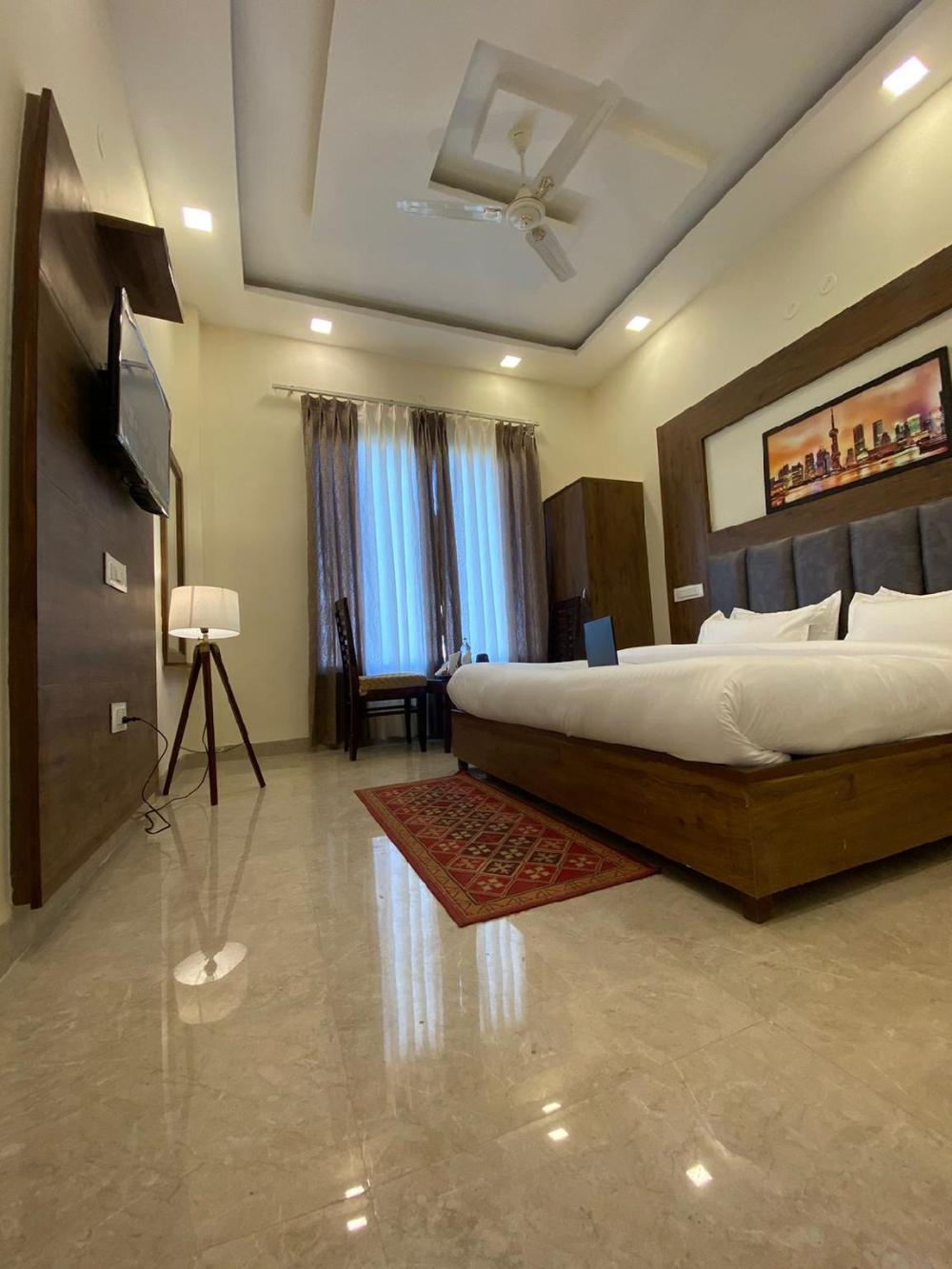hotel woodlark zirakpur