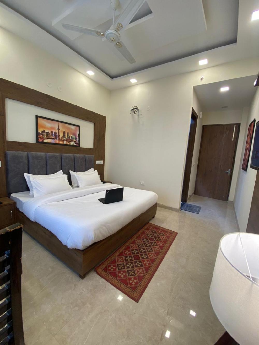 hotel woodlark zirakpur