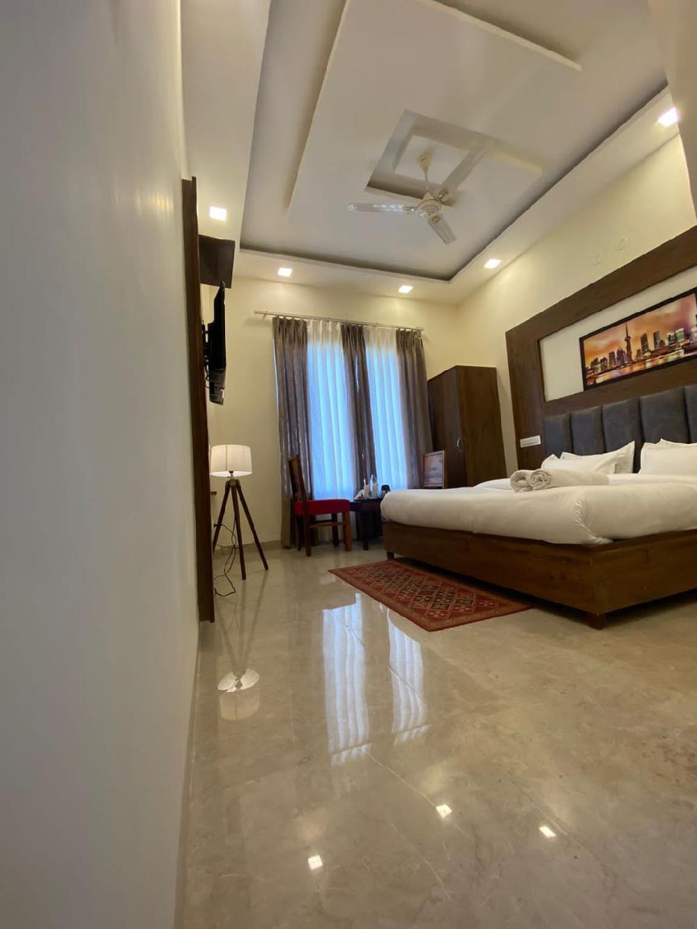 hotel woodlark zirakpur