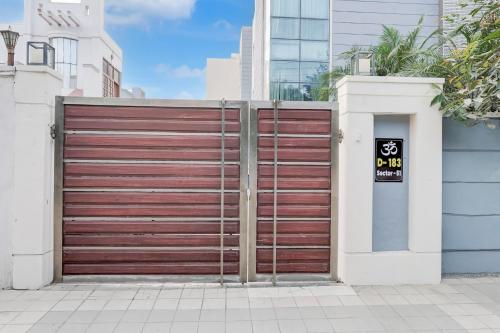 super townhouse sector 51 noida near metro station